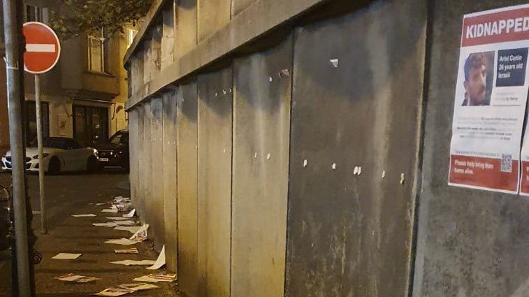 V Praze někdo strhal ze zdi židovského hřbitova fotky lidí unesených teroristy do Gazy